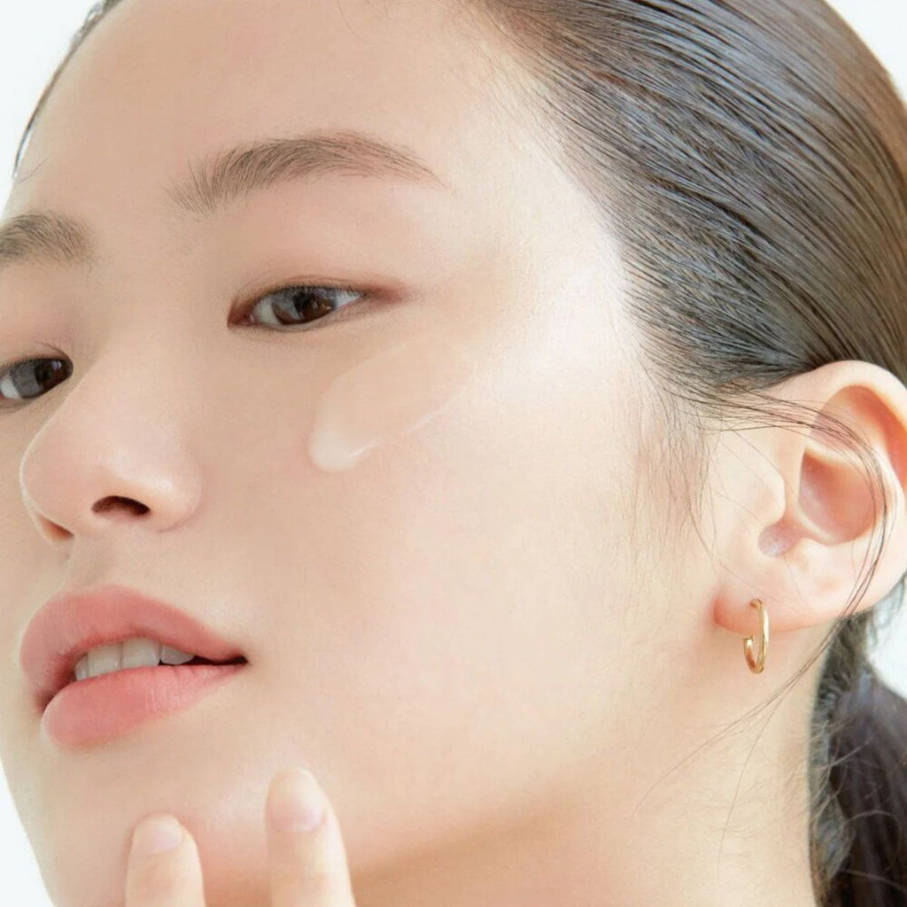 Axis-Y Dark Spot Correcting Glow Face Serum with Niacinamide, Squalane & Fruit Extract, 50ml product image 3